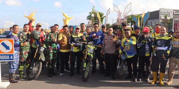 Gunakan Trail, Bupati Serahkan Bansos di 17 Desa