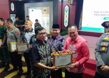 Sekda Kapuas dan Dandim Terima Penghargaan PWI Pusat