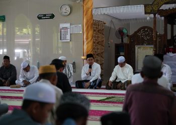 Aulia Safari Jumat di Masjid Al-Mubarak Desa Pagat, Serahkan Bantuan Hibah