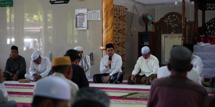 Aulia Safari Jumat di Masjid Al-Mubarak Desa Pagat, Serahkan Bantuan Hibah