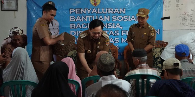 57 Lansia dan Penyandang Disabilitas Terima Bantuan Sosial