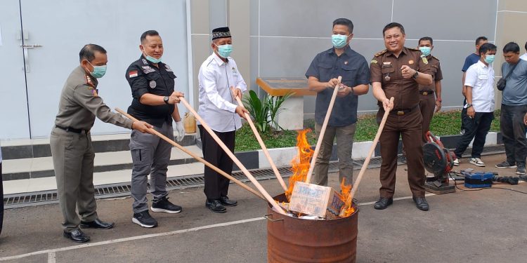 Ratusan Gram Sabu dan Senpi Rakitan Dimusnahkan