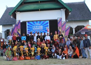 Jelang Temu Teman, Bincang Santai di Atas Kapal Saat Perjalanan Menuju Bima