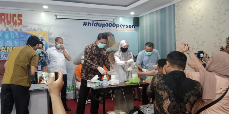 Ratusan Gram Sabu Dimusnahkan, 5 Tersangka Dihadirkan