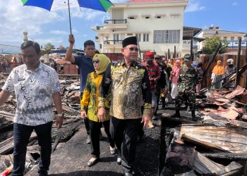 Bupati Kotabaru Kunjungi dan Salurkan Bantuan untuk Korban Kebakaran