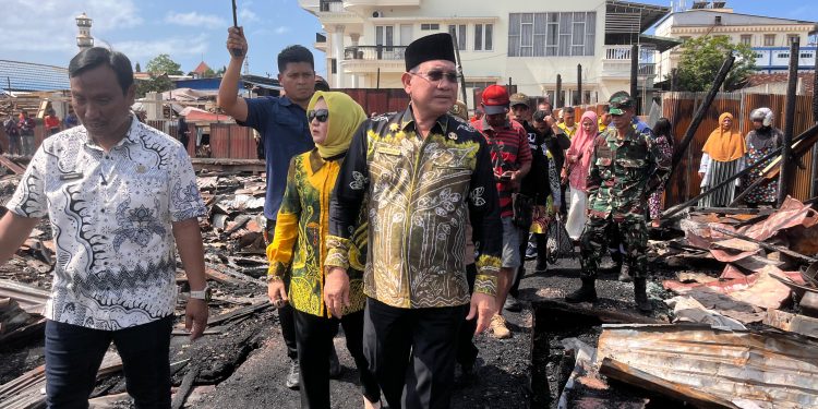 Bupati Kotabaru Kunjungi dan Salurkan Bantuan untuk Korban Kebakaran