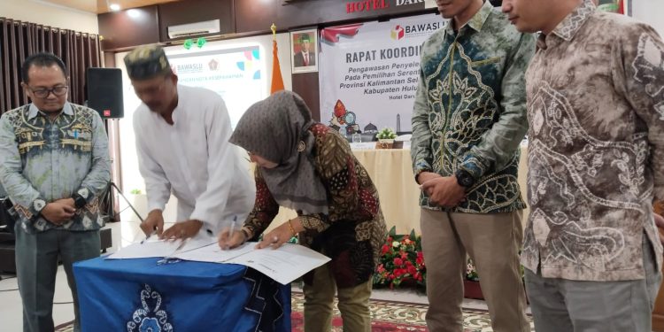 Bawaslu dan PWI HST Teken MoU Komitmen Pengawasan dan Keterbukaan Informasi Publik
