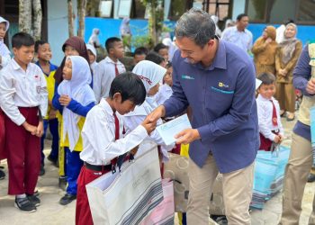 Peringati Hari Anak Nasional, PLN Salurkan Bantuan Peralatan Sekolah Dasar di Balikpapan Utara