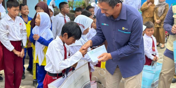 Peringati Hari Anak Nasional, PLN Salurkan Bantuan Peralatan Sekolah Dasar di Balikpapan Utara