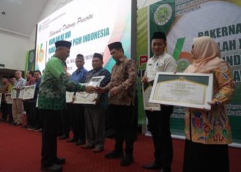 Tingkatkan Kesejahteraan Guru Madrasah, Zairullah Raih Penghargaan PGM Award
