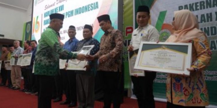Tingkatkan Kesejahteraan Guru Madrasah, Zairullah Raih Penghargaan PGM Award