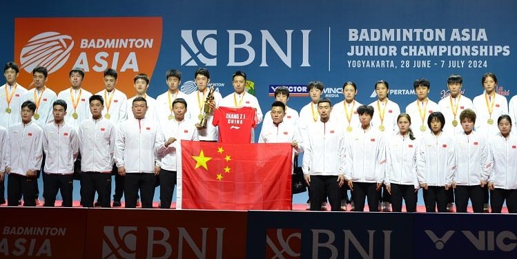 Penuh Haru! China Bawa Jersey Zhang Zhi Jie ke Podium Juara Badminton Asia Junior Championships 2024