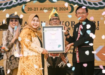 Catatkan Rekor MURI, Kain Sasirangan 107 Motif Membentang Sepanjang 5,7 Km
