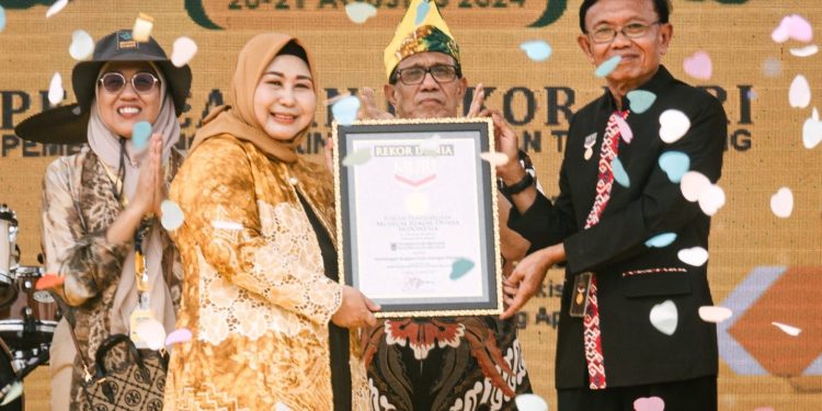 Catatkan Rekor MURI, Kain Sasirangan 107 Motif Membentang Sepanjang 5,7 Km