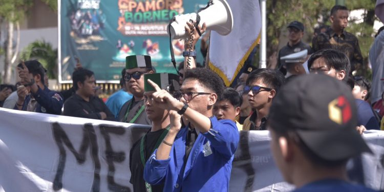 Tolak RUU Pilkada, Mahasiswa ‘Serbu’ Gedung DPRD Kalsel