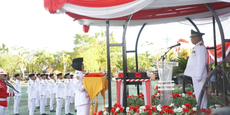 Wabup Tanbu Pimpin Upacara Penurunan Bendera Merah Putih