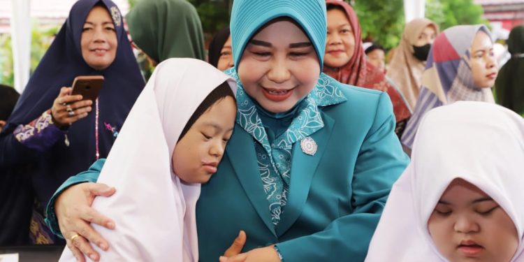 Paman Birin dan Acil Odah Peringati Hari Indonesia Menabung Bersama Pelajar SLB Negeri 2 Martapura