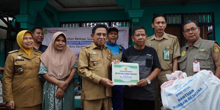Wakil Walikota Salurkan Bantuan untuk Korban Kebakaran di Jalan Saka Permai
