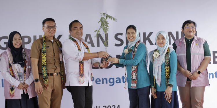 Kolaborasi PIKK dan Srikandi PLN Gelar Aksi Tanam 150 Bibit Pohon di Balikpapan Timur