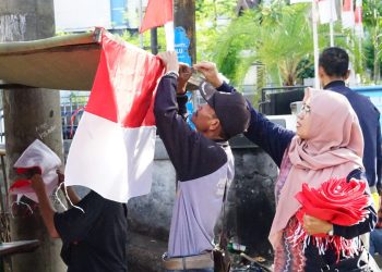 Diskominfotik Banjarmasin Bagikan Puluhan Bendera Merah Putih Secara Gratis