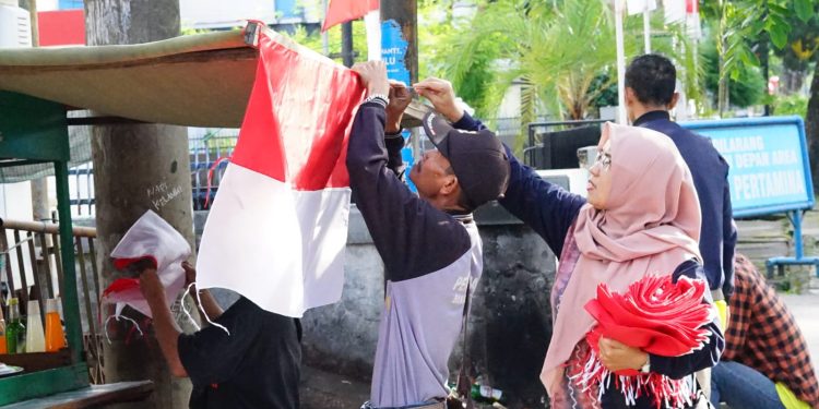 Diskominfotik Banjarmasin Bagikan Puluhan Bendera Merah Putih Secara Gratis