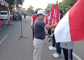 Semarakkan HUT Ke-79 RI, Erlin Hardi Bagikan 2.500 Bendera Merah Putih