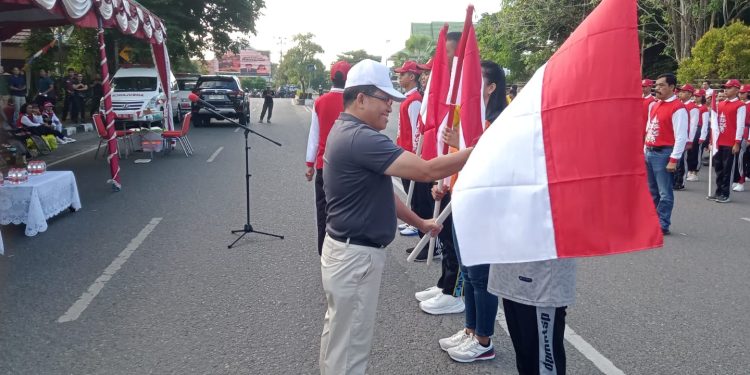 Semarakkan HUT Ke-79 RI, Erlin Hardi Bagikan 2.500 Bendera Merah Putih