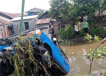 Mobil PMK Terpental dan Masuk Sungai Kawasan Jafri Zam-Zam