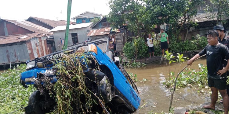Mobil PMK Terpental dan Masuk Sungai Kawasan Jafri Zam-Zam