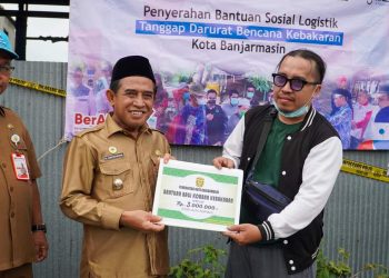 Arifin Noor Serahkan Bantuan untuk Korban Kebakaran di Sungai Andai