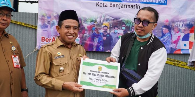 Arifin Noor Serahkan Bantuan untuk Korban Kebakaran di Sungai Andai