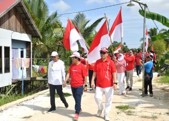 Sekdako Bagikan Ribuan Bendera di Ujung Selatan Banjarmasin