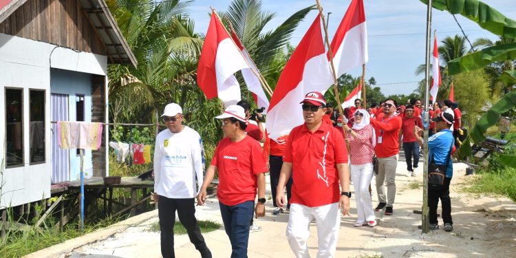 Sekdako Bagikan Ribuan Bendera di Ujung Selatan Banjarmasin