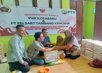 Gandeng PWI Kotabaru, PT PTK Berikan Sembako dan Uang Santunan untuk Istri Veteran