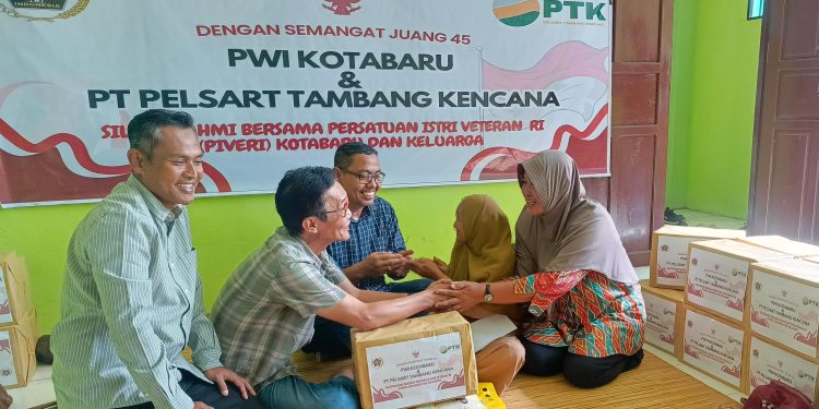 Gandeng PWI Kotabaru, PT PTK Berikan Sembako dan Uang Santunan untuk Istri Veteran