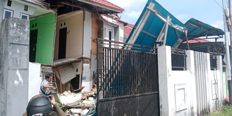 Geger! Rumah Kost 15 Pintu di Malkon Temon Banjarmasin Ambruk