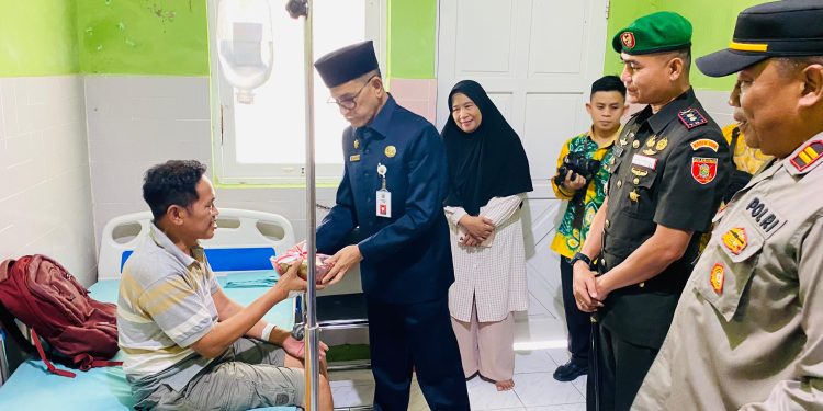 Sekda Kotabaru Anjangsana Pasien RSUD PJS di Momen HUT Kemerdekaan