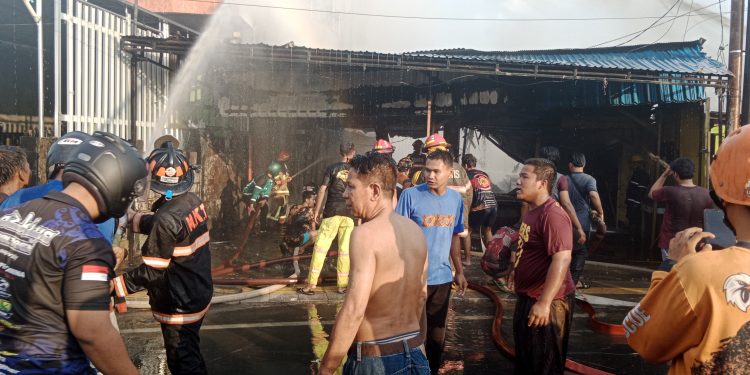 Bangunan Toko Dua Pintu di Kayutangi Ludes Terbakar