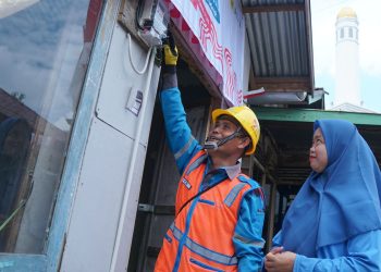Rayakan HUT RI Ke-79, Donasi Pegawai PLN Nyalakan 7.357 Listrik Gratis bagi Keluarga Kurang Mampu