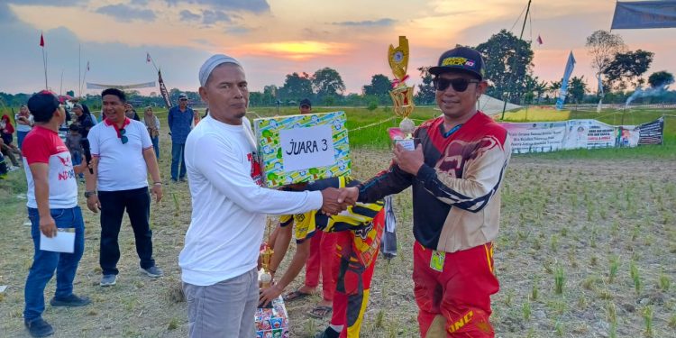 Meriahkan HUT Ke-79 Kemerdekaan RI, Desa Taras Padang Gelar Motor Cross