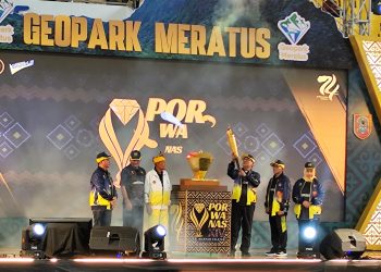 Pendiri SIWO PWI Jaya Bawa Obor Pembukaan Porwanas XIV Kalsel