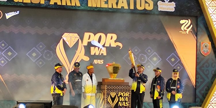 Pendiri SIWO PWI Jaya Bawa Obor Pembukaan Porwanas XIV Kalsel