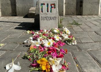 Merespon Lewat Karya, Seniman Makassar Menaruh Nisan Tanda Matinya Demokrasi