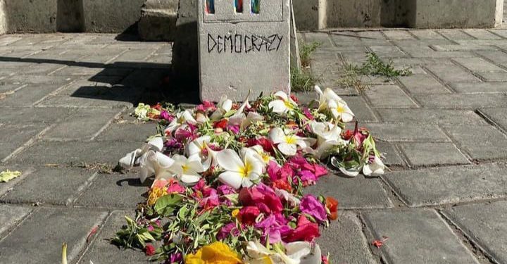 Merespon Lewat Karya, Seniman Makassar Menaruh Nisan Tanda Matinya Demokrasi