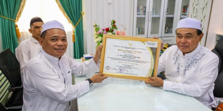 Zairullah Terima Penghargaan Lencana Bakti dari Kementerian PDTT
