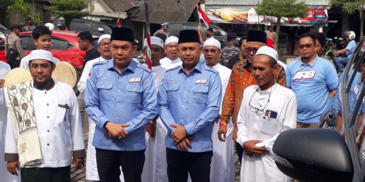 Diusung 9 Parpol, Pasangan ARB Jalan Kaki Mendaftar ke KPU Tanah Bumbu