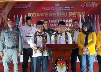 Erlin Hardi-Alberkat Yadi Pendaftar Pertama di KPU Kapuas