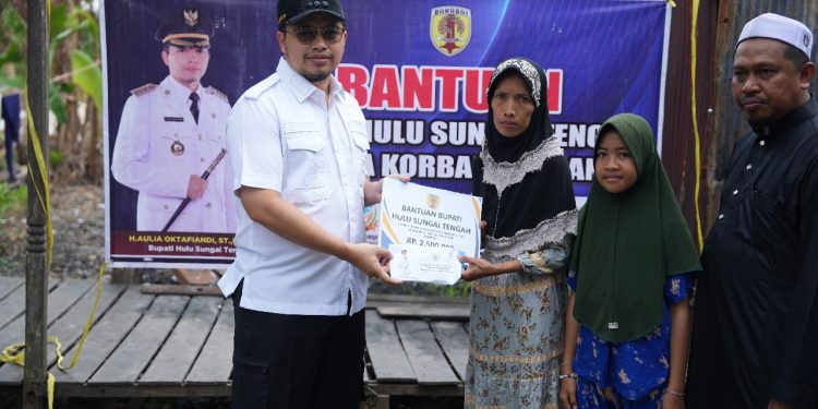 Aulia Serahkan Bantuan untuk Warga Terdampak Kebakaran