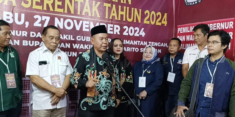 Tari Daerah Iringi Juana-Tini Rusdihatie Mendaftar ke KPU Barito Selatan