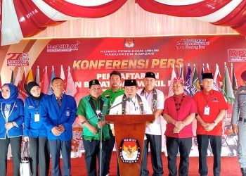 Diiringi Tarian Daerah, Wiyatno-Dodo Mendaftar ke KPU Kapuas